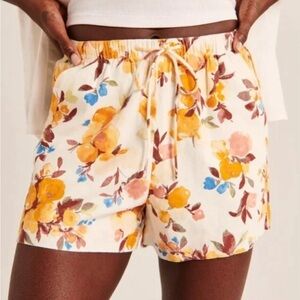 New with tags Abercrombie Linen Blend pull on shorts. Size medium.